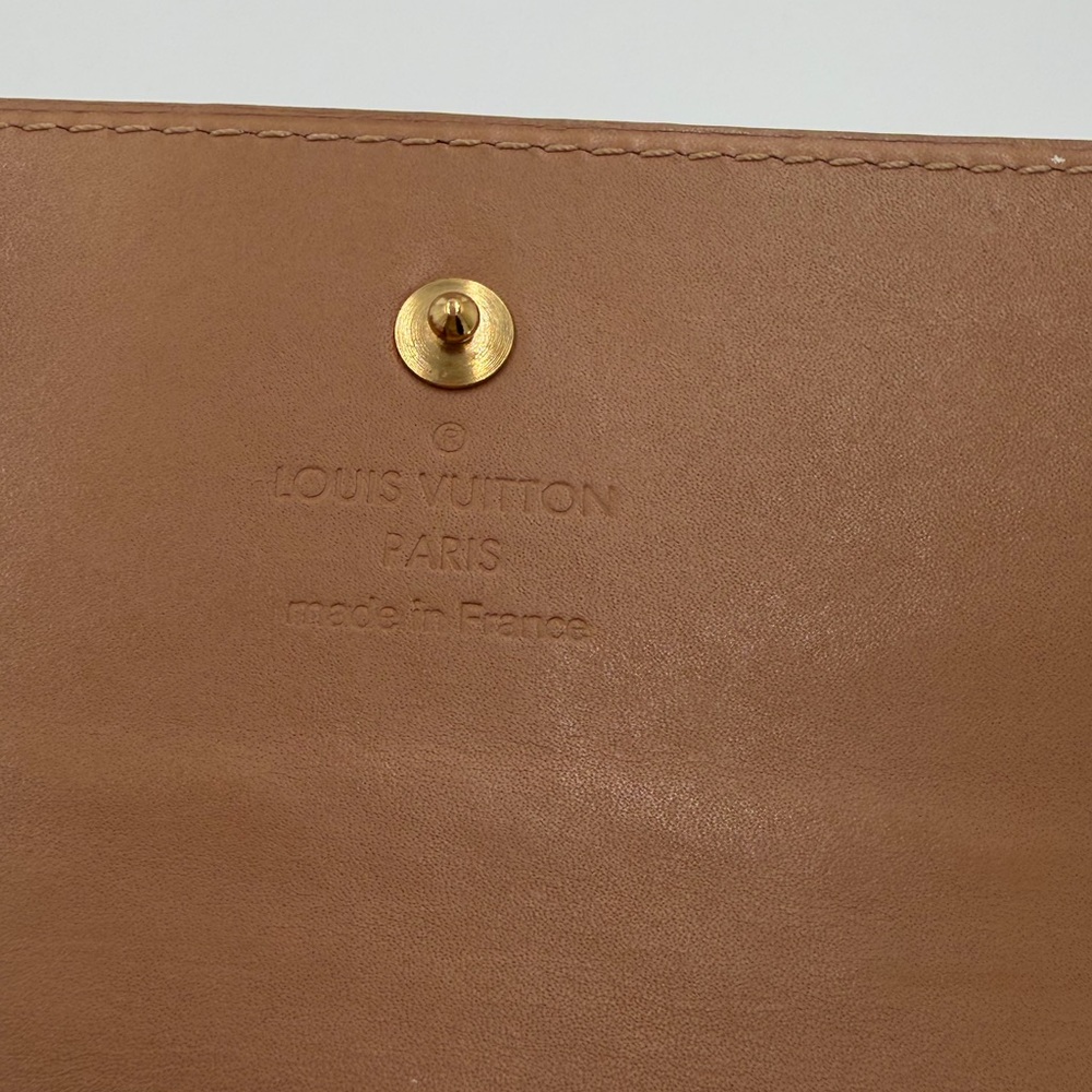 LV Elise Latte Vernis Compact Wallet Rare Color in Excellent Condition. - Picture 7 of 15